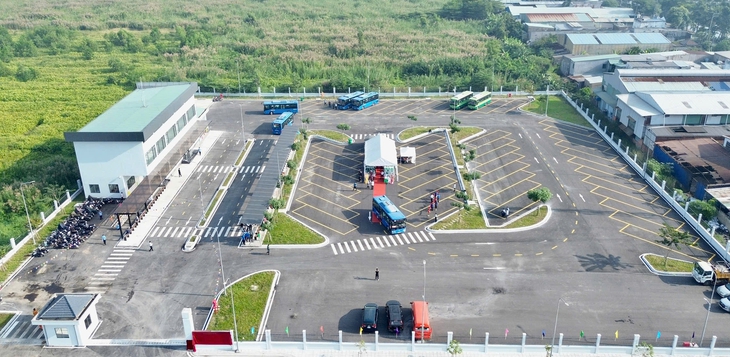 Bến xe buýt Lê Minh Xuân chính thức hoạt động, tăng kết nối giao thông phía tây TP.HCM - Ảnh 1.