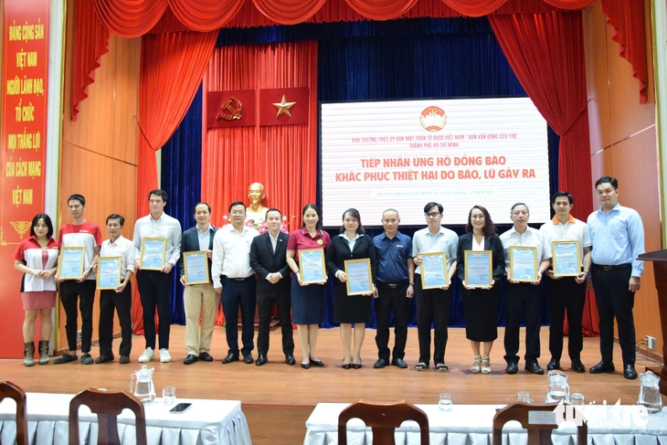 TP.HCM tiếp nhận thêm hơn 3,7 tỉ đồng - Ảnh 1. miền Trung - Ảnh 1.