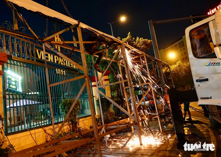 Sau phản ánh của Tuổi Trẻ, bảng quảng cáo che di tích Viện Pasteur TP.HCM được tháo dỡ - Ảnh 2.