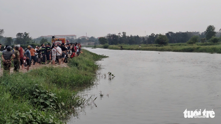 Hai bé trai đuối nước dưới nhánh sông Rạch Tra, xã Đông Thạnh - Ảnh 2.