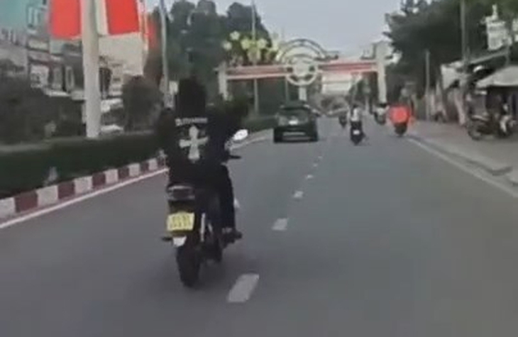 buông hai tay - Ảnh 1.