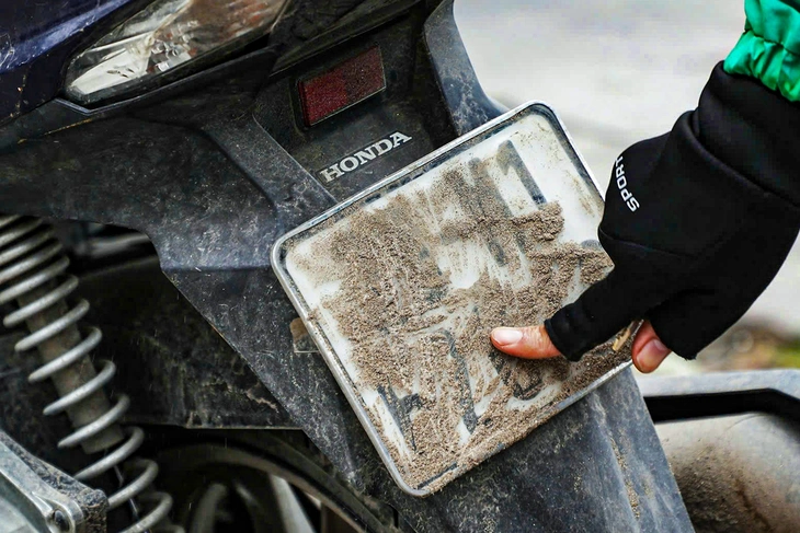 Bôi cát, bã kẹo cao su lên biển số xe để 'qua mắt' camera AI, các tài xế bị xử phạt - Ảnh 2.