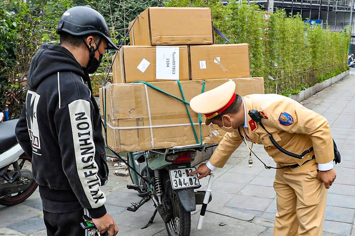 Bôi cát, bã kẹo cao su lên biển số xe để 'qua mắt' camera AI, các tài xế bị xử phạt - Ảnh 4.