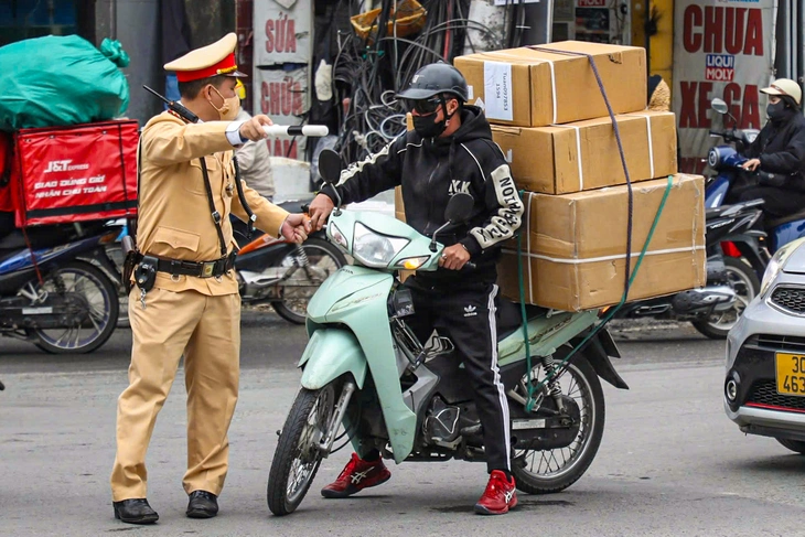 Bôi cát, bã kẹo cao su lên biển số xe để 'qua mắt' camera AI, các tài xế bị xử phạt - Ảnh 5.