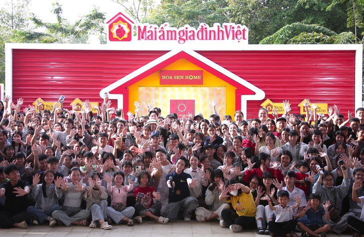 Dàn nghệ sĩ lăn xả hết mình ghi hình 'Mái ấm gia đình Việt' tại Tây Ninh - Ảnh 1. Dàn nghệ sĩ lăn xả hết mình ghi hình 'Mái ấm gia đình Việt' tại Tây Ninh - Ảnh 1.