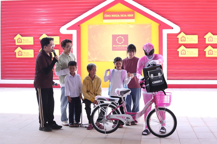 Dàn nghệ sĩ lăn xả hết mình ghi hình 'Mái ấm gia đình Việt' tại Tây Ninh - Ảnh 5. Dàn nghệ sĩ lăn xả hết mình ghi hình 'Mái ấm gia đình Việt' tại Tây Ninh - Ảnh 5.