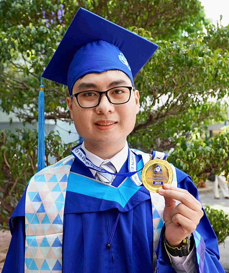 Thủ khoa tốt nghiệp trước hạn điểm tuyệt đối - Ảnh 1. thủ khoa - Ảnh 1.