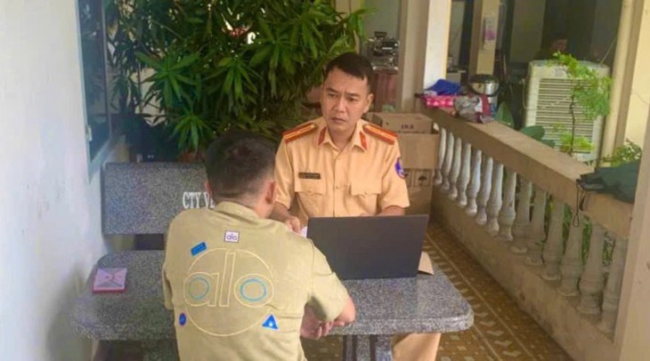 Xử phạt tài xế chặn đầu xe, đe dọa, chửi bới người khác trên đại lộ - Ảnh 1. xử phạt - Ảnh 1.