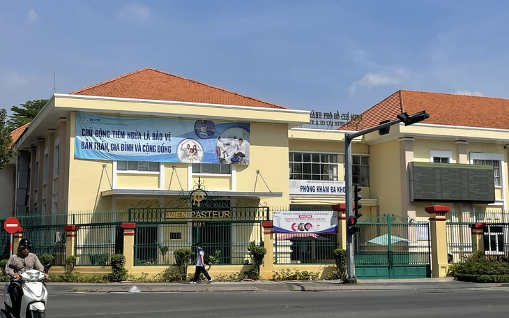 TP.HCM: Nhiều bảng quảng cáo ung dung che lối đi, chắn tầm nhìn, tiềm ẩn rủi ro  - Ảnh 9.