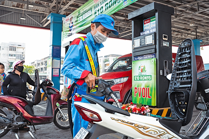 Vì sao xăng E10 khó bán dù đã thí điểm nhiều tháng? xăng E10 - Ảnh 1.
