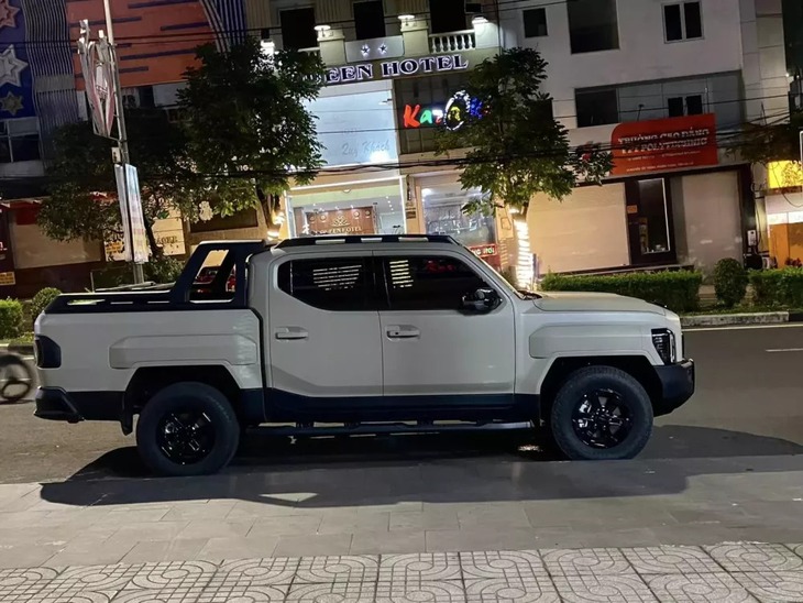 Cận cảnh Kia Tasman 2025 đầu tiên tại Việt Nam: Bản X-Pro chuyên off-road, gầm 252mm cao hơn cả Ranger, khách chờ xe chính hãng có thể tham khảo- Ảnh 4. Kia Tasman - Ảnh 3.