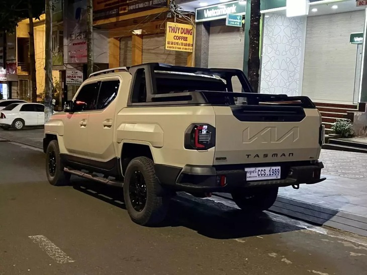 Cận cảnh Kia Tasman 2025 đầu tiên tại Việt Nam: Bản X-Pro chuyên off-road, gầm 252mm cao hơn cả Ranger, khách chờ xe chính hãng có thể tham khảo- Ảnh 7. Bất ngờ xuất hiện xe lạ ở Việt Nam: Kia Tasman sắp về nước đấu Toyota Hilux, Ford Ranger? - Ảnh 6.