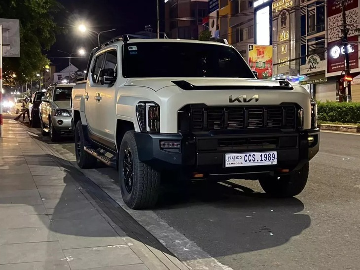 Cận cảnh Kia Tasman 2025 đầu tiên tại Việt Nam: Bản X-Pro chuyên off-road, gầm 252mm cao hơn cả Ranger, khách chờ xe chính hãng có thể tham khảo- Ảnh 3. Kia Tasman - Ảnh 2.