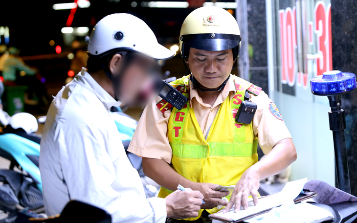 Nam thợ hồ cùng bạn bè nhậu ngày Tết dương lịch 2026 vi phạm nồng độ cồn mức kịch khung - Ảnh 4.