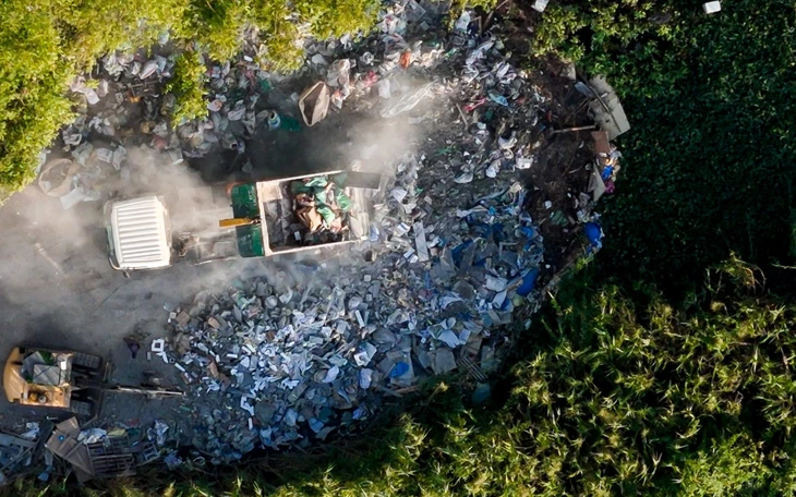 Xã, phường ở Hà Nội chịu trách nhiệm trước thành phố nếu xảy ra đổ rác thải xây dựng không phép - Ảnh 4.