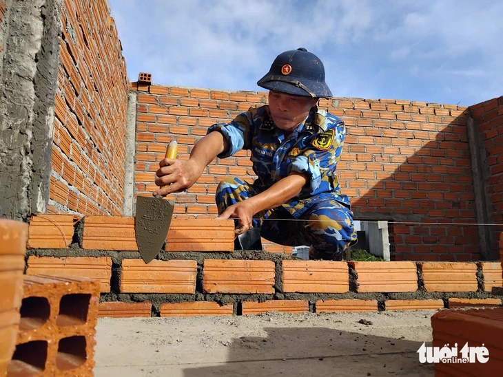 Dân vùng lũ bất ngờ, thích thú khi thấy bộ đội làm nhà đẹp như thợ xây chuyên nghiệp - Ảnh 2.