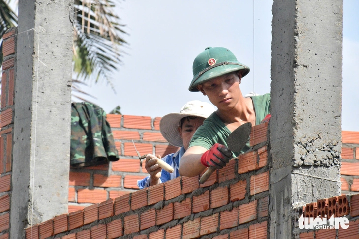 Dân vùng lũ bất ngờ, thích thú khi thấy bộ đội làm nhà đẹp như thợ xây chuyên nghiệp - Ảnh 3.