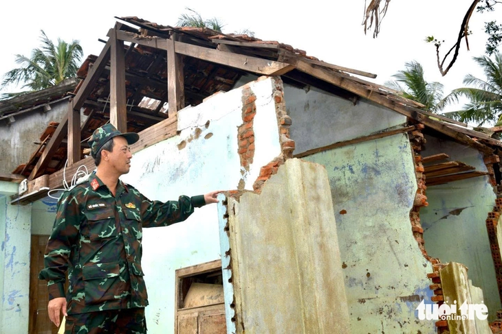 Dân vùng lũ bất ngờ, thích thú khi thấy bộ đội làm nhà đẹp như thợ xây chuyên nghiệp - Ảnh 5.