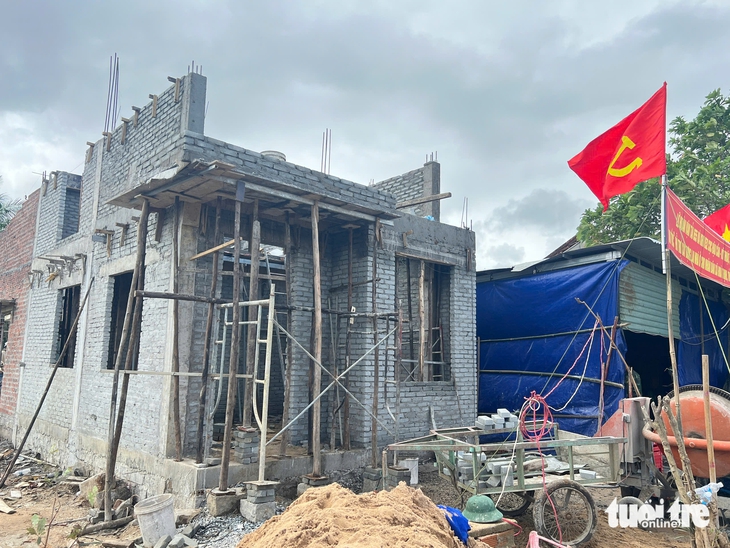 Dân vùng lũ bất ngờ, thích thú khi thấy bộ đội làm nhà đẹp như thợ xây chuyên nghiệp - Ảnh 6.