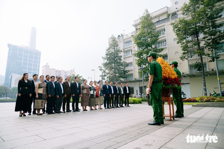 Đoàn đại biểu tỉnh Houaphanh (Lào) thành kính dâng hoa tưởng niệm Chủ tịch Hồ Chí Minh - Ảnh 1. Đoàn đại biểu kính dâng hoa tưởng niệm Chủ tịch Hồ Chí Minh - Ảnh 1.