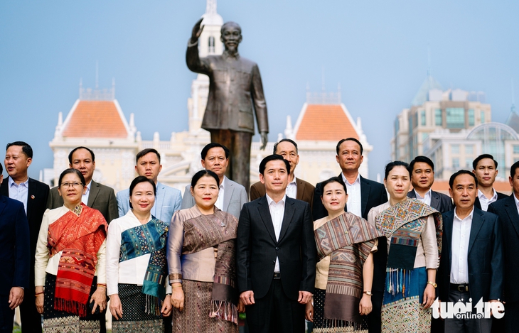 Đoàn đại biểu tỉnh Houaphanh (Lào) thành kính dâng hoa tưởng niệm Chủ tịch Hồ Chí Minh - Ảnh 4. Đoàn đại biểu Lào - Ảnh 3.