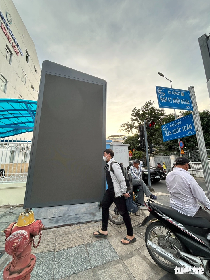 'Rối ren' bảng quảng cáo ngoài trời ở TP.HCM - Ảnh 4.
