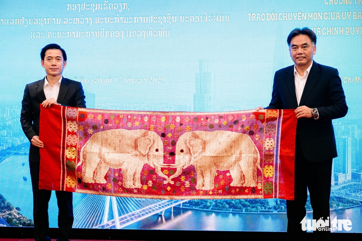 TP.HCM chia sẻ kinh nghiệm phát triển với tỉnh Houaphanh của Lào - Ảnh 4.