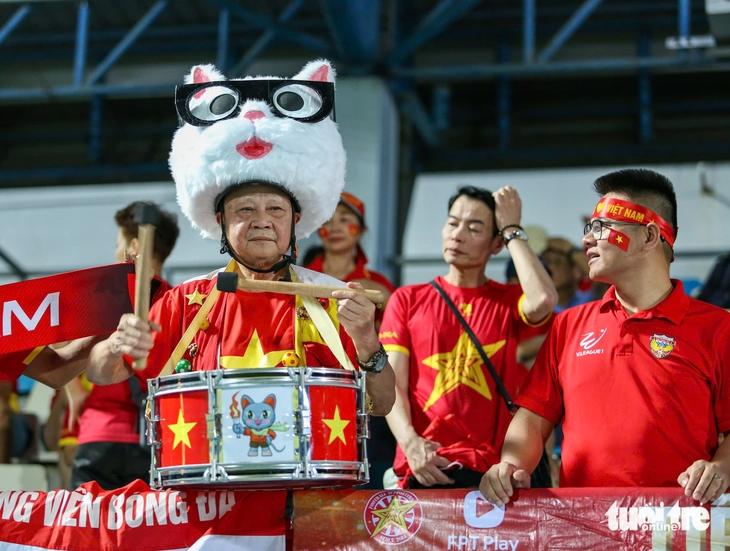 CĐV vượt đường xa tiếp lửa tuyển nữ Việt Nam giành HCV SEA Games 33 - Ảnh 3.