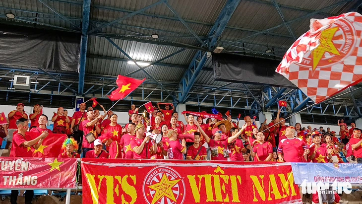 CĐV vượt đường xa tiếp lửa tuyển nữ Việt Nam giành HCV SEA Games 33 - Ảnh 3.