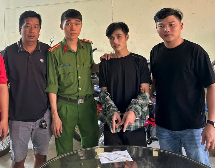 Vờ mua vàng rồi giật dây chuyền bỏ chạy, người dân ùa ra bắt gọn - Ảnh 1.