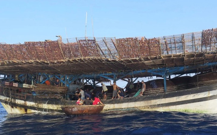 Tàu Cảnh sát biển tiếp nhận 52 ngư dân tàu cá bị cháy, chìm trên biển  - Ảnh 8.