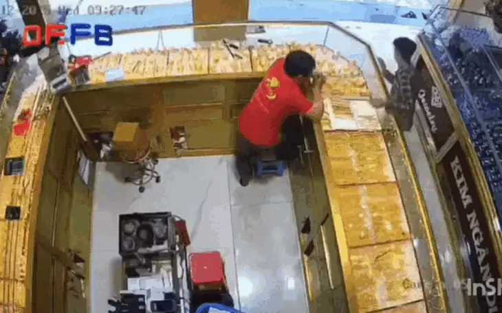 Em gái cùng bạn 'khoét' két sắt nhà chị ruột ở sát vách lấy trộm tiền, vàng gần tỉ đồng - Ảnh 2.