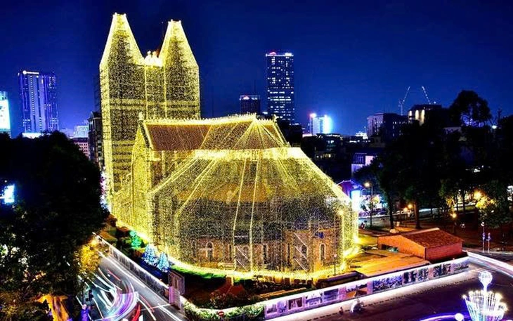 Phố phường Hà Nội rực rỡ sắc màu, người trẻ 'lên phố' đón Giáng sinh sớm - Ảnh 24.