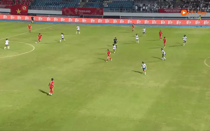 Nhiều luồng ý kiến khác nhau về trọng tài trong trận chung kết giữa tuyển nữ Việt Nam và Philippines - Ảnh 4.