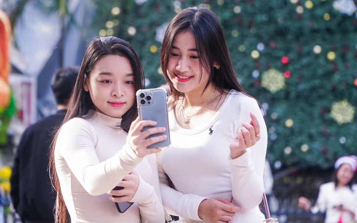 Lãnh đạo Chính phủ thăm, chúc mừng Giáng sinh Tổng Giáo phận Huế - Ảnh 4.