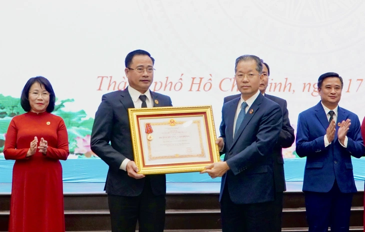 TAND TP.HCM nhận huân chương lao động hạng Nhất - Ảnh 1. Tòa án nhân dân TP.HCM nhận Huân chương Lao động hạng nhất - Ảnh 1.