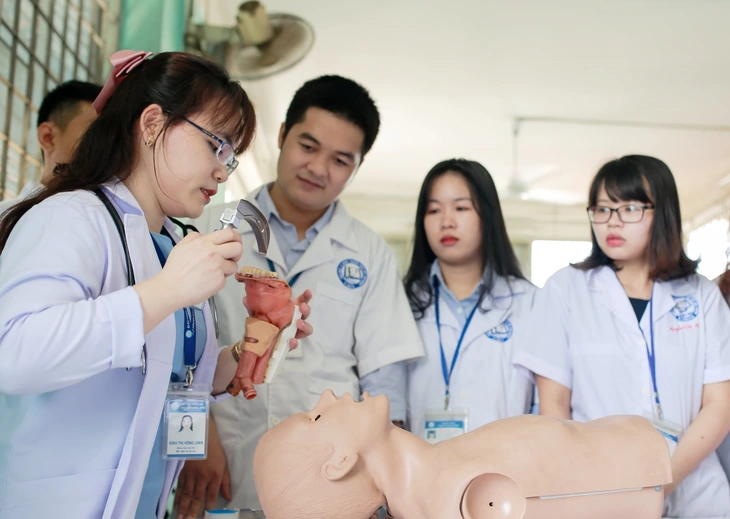 Đào tạo bác sĩ Việt Nam, bao giờ quốc tế công nhận? - Kỳ 2: Cần chuẩn hóa quy trình đào tạo - Ảnh 1. đào tạo bác sĩ - Ảnh 1.