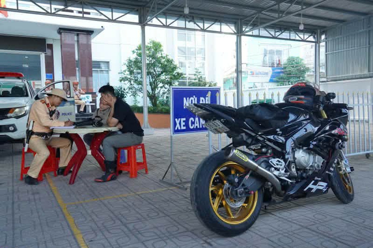 Chặn, xử phạt nhóm người chạy xe phân khối lớn quá tốc độ từ Cần Thơ đi TP.HCM - Ảnh 1.