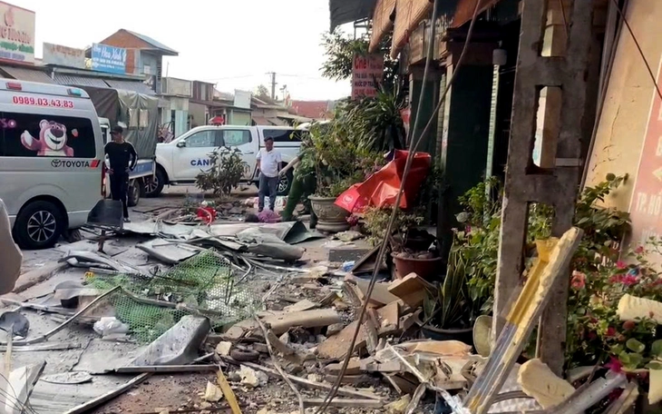 Xe tải trôi từ nhà dân ra đường sắt buộc tàu hỏa phải phanh gấp - Ảnh 1.