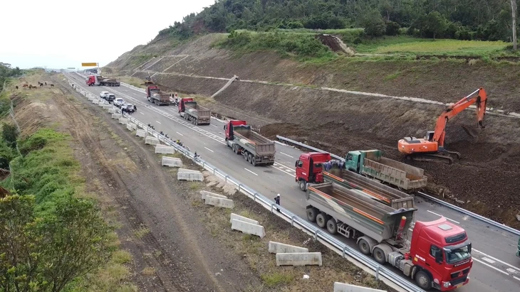 Khẩn trương khắc phục đứt gãy ở cao tốc Chí Thạnh - Vân Phong để kịp thông xe ngày 19-12 - Ảnh 1. Khẩn trương khắc phục đứt gãy ở cao tốc Chí Thạnh - Vân Phong để kịp thông xe ngày 19-12 - Ảnh 1.
