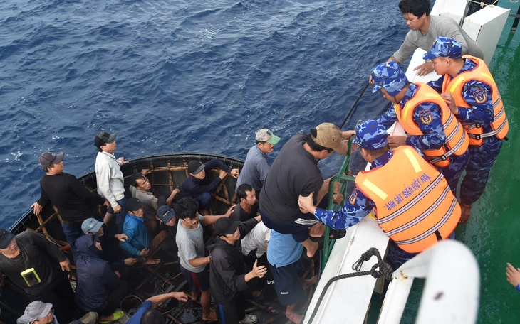 Chìm tàu chở đá trên sông Đồng Nai, một người chết - Ảnh 2.