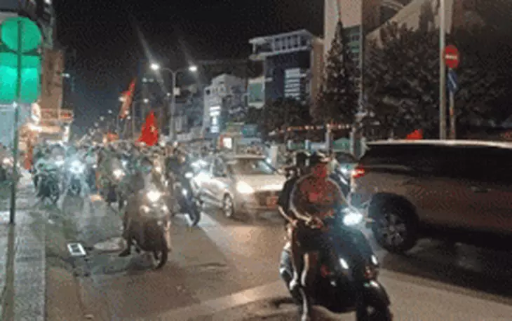 Xuống đường ăn mừng, nhưng không quên tuân thủ Luật Giao thông  - Ảnh 7.