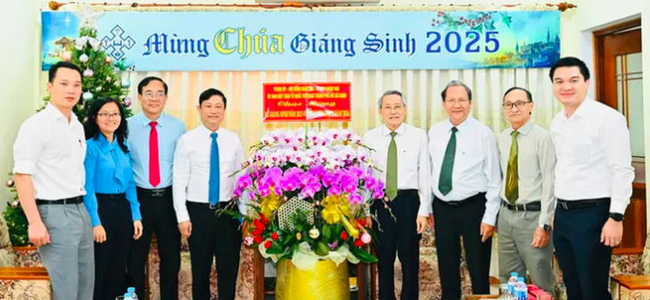 Lãnh đạo TP.HCM thăm, chúc mừng Giáng sinh các tổ chức cá nhân tiêu biểu - Ảnh 3.