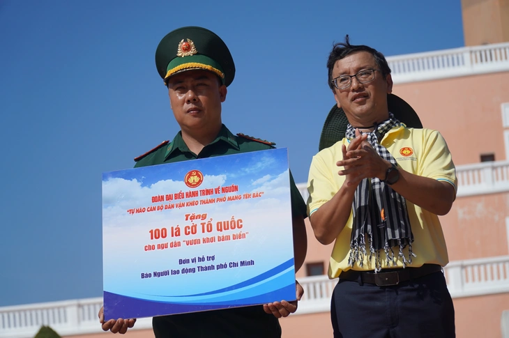 Nhiều hoạt động ý nghĩa trong hành trình về nguồn 'Tự hào cán bộ Dân vận khéo' tại cực Nam Tổ quốc - Ảnh 3.