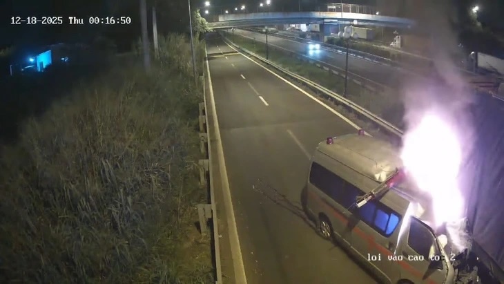 Vụ cháy xe cứu thương khiến 3 người chết: Không phải xe của Bệnh viện Chợ Rẫy - Ảnh 1.