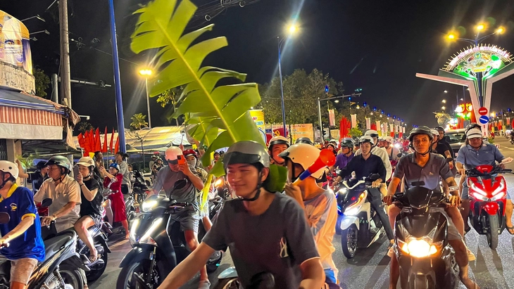 Người dân tràn ra đường 'đi bão' mừng U22 Việt Nam vô địch SEA Games 33 - Ảnh 13.