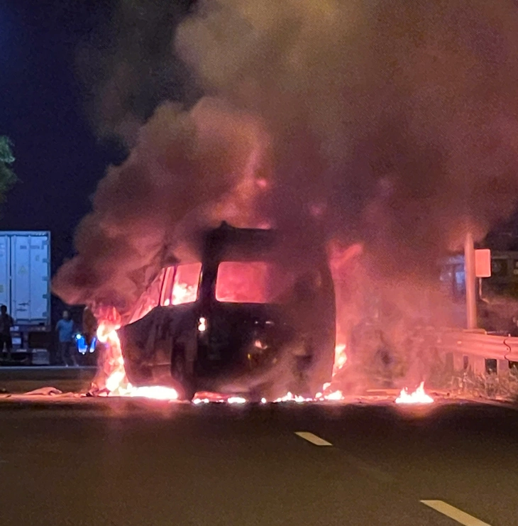 cháy xe - Ảnh 2.