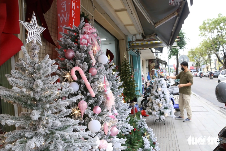 Đà Nẵng: Giáng sinh cận kề nhưng thị trường đồ trang trí ảm đạm - Ảnh 1.