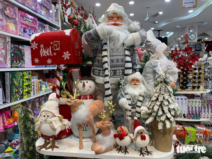 Đà Nẵng: Giáng sinh cận kề nhưng thị trường đồ trang trí ảm đạm - Ảnh 2.