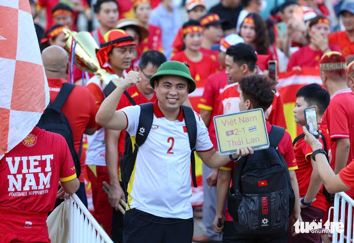 CĐV Việt Nam kéo đến sân Rajamangala, tiếp sức U22 Việt Nam đấu Thái Lan - Ảnh 2.